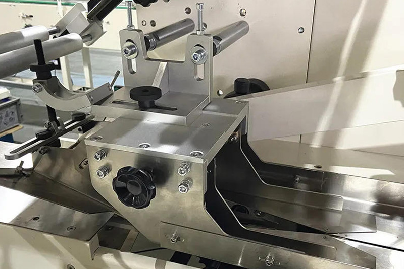 MC-601W Intelligent Pillow Type Packing Machine