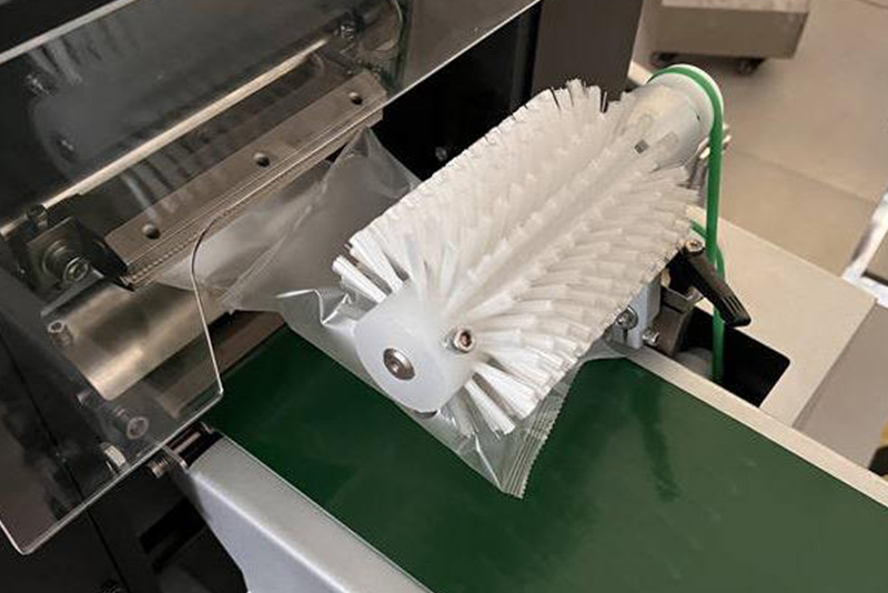 MC-180L Intelligent Pillow Type Packing Machine