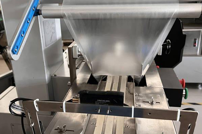 MC-180L Intelligent Pillow Type Packing Machine